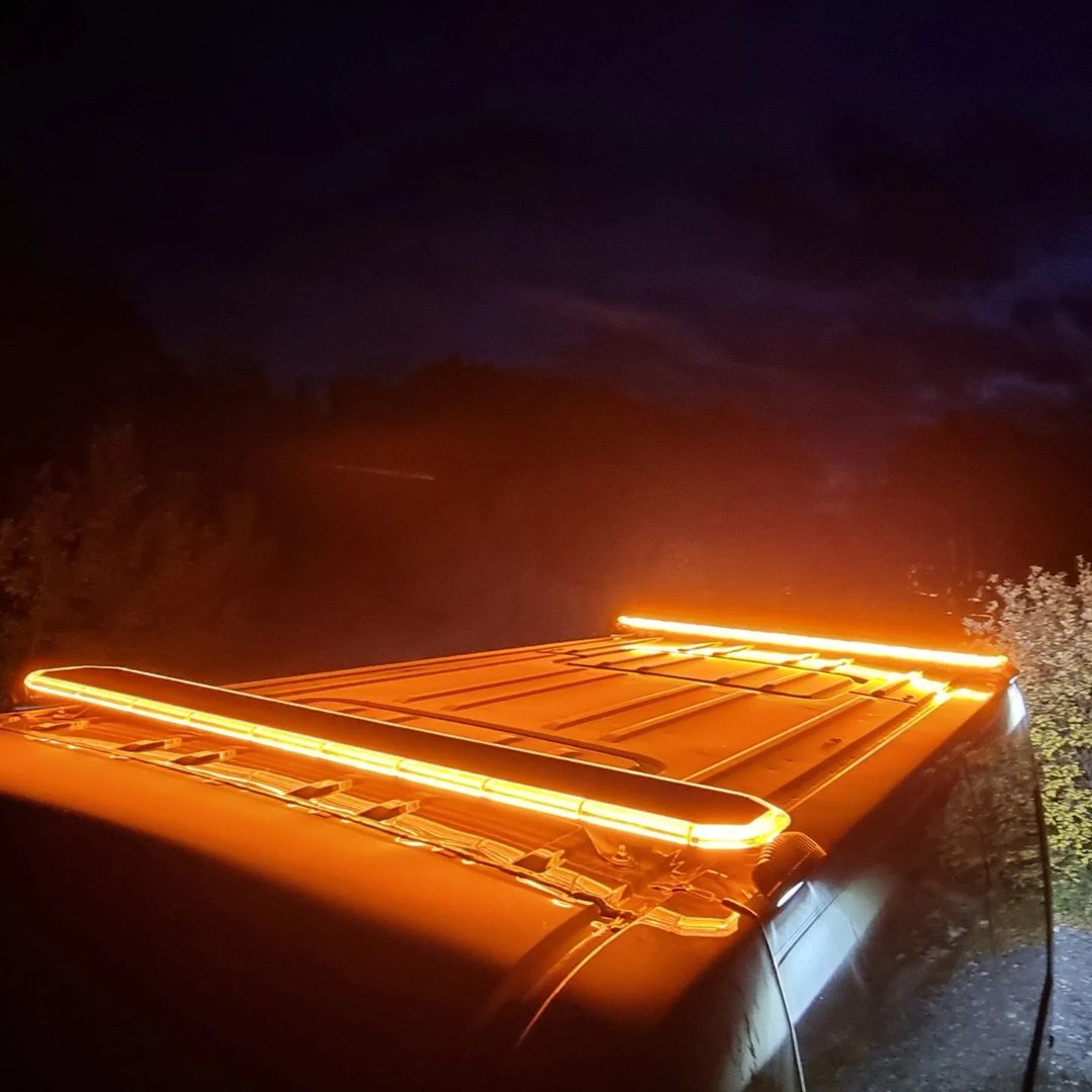 Blitzbro i slim design med mørktonet linse